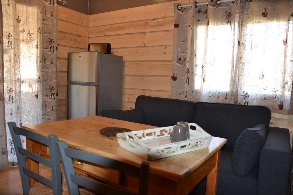 Camping La Mare aux Fées Hotel Roquefeuil Esterno foto