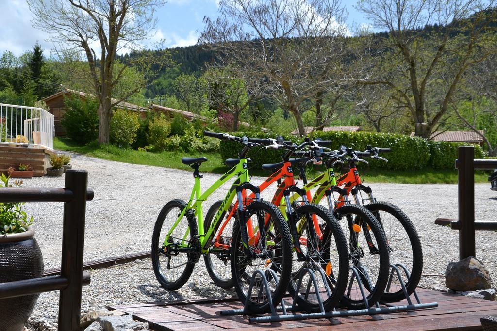 Camping La Mare aux Fées Hotel Roquefeuil Esterno foto
