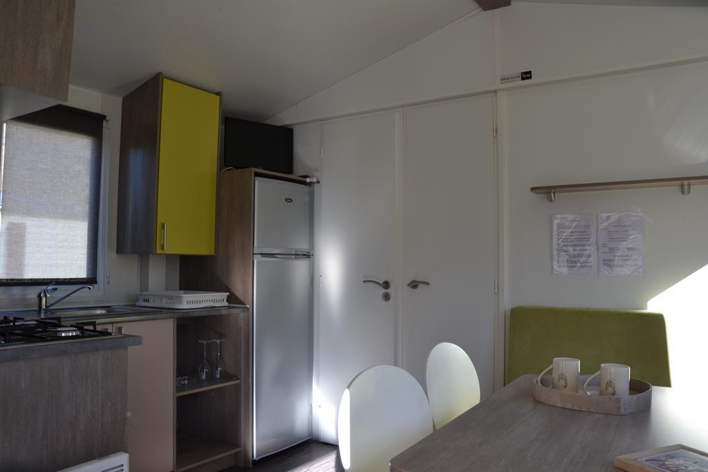 Camping La Mare aux Fées Hotel Roquefeuil Esterno foto