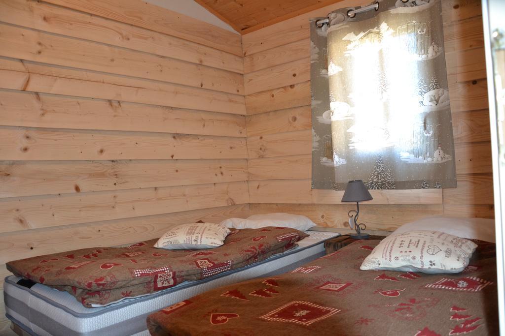Camping La Mare aux Fées Hotel Roquefeuil Esterno foto
