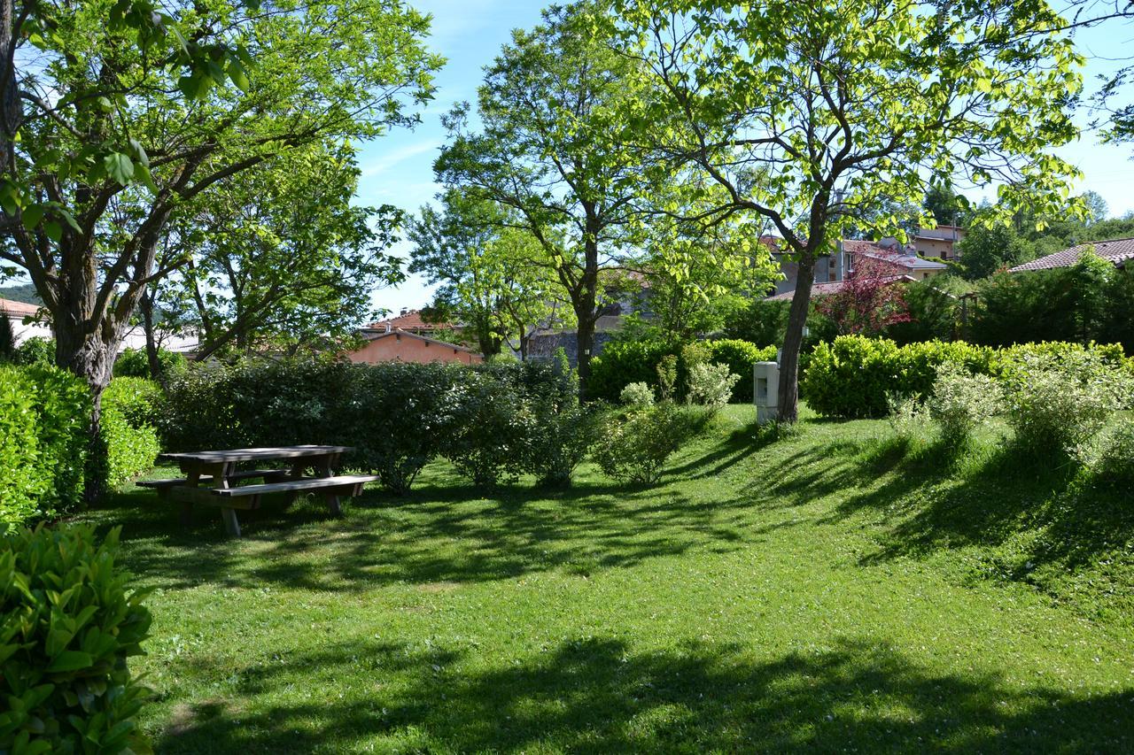 Camping La Mare aux Fées Hotel Roquefeuil Esterno foto