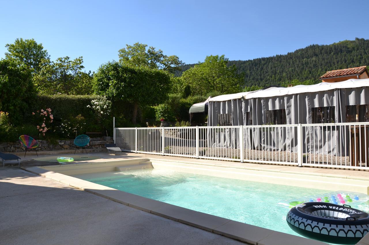 Camping La Mare aux Fées Hotel Roquefeuil Esterno foto