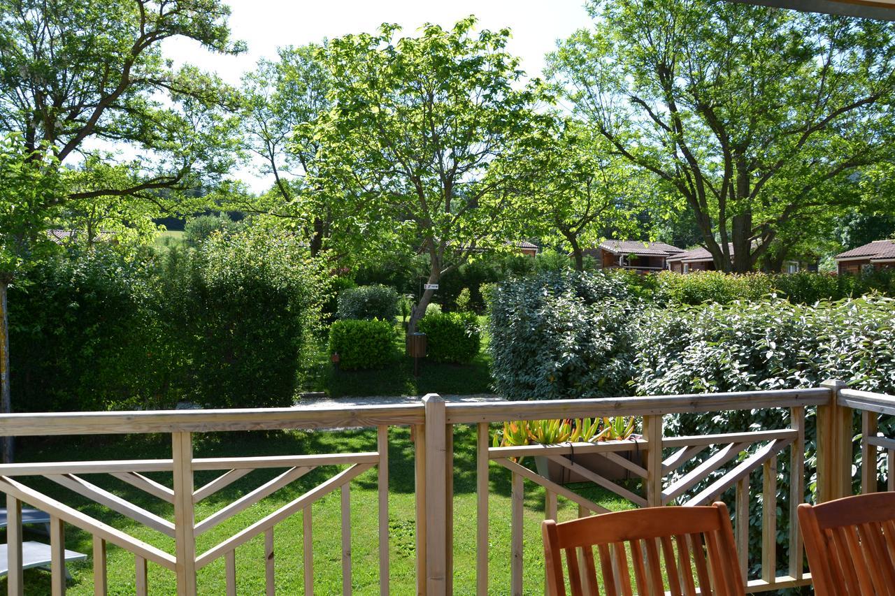 Camping La Mare aux Fées Hotel Roquefeuil Esterno foto